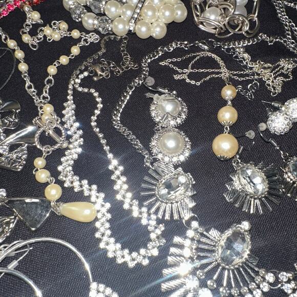 Bundle jewelry lot 55+ pieces modern silver tone faux pearls rhinestones - Picture 16 of 16